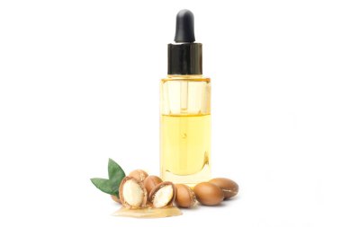 Argan beyaz bir arka plan üzerinde izole tohumları. Argan yağı ve argan fındık kavramı