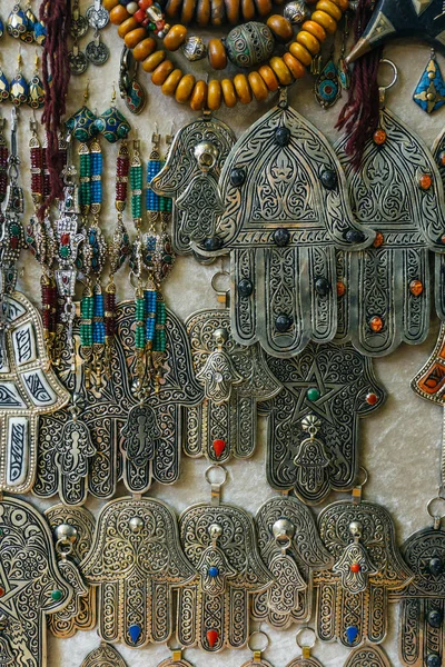 法蒂玛或哈姆萨之手 Khamsa 护身符或 Miriams Miriam 护身符在整个中东和北非很受欢迎 通常用于珠宝和壁挂 — 图库照片