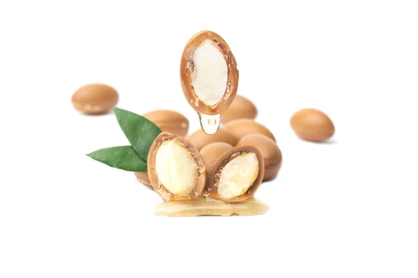 Argan beyaz bir arka plan üzerinde izole tohumları. Argan yağı ve argan fındık kavramı