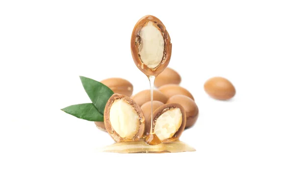 Argan beyaz bir arka plan üzerinde izole tohumları. Argan yağı ve argan fındık kavramı