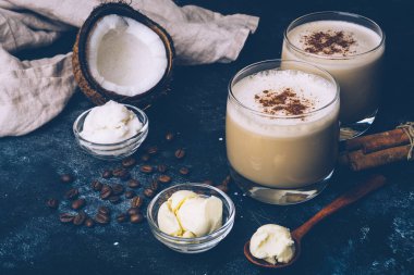 Ketogenic diyet kavramı. Hindistan cevizi yağı ile ketogenic latte. Yüksek yağlı diyet
