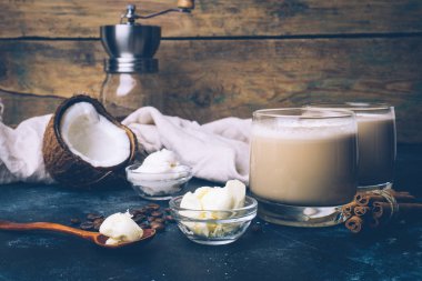Ketogenic diyet kavramı. Hindistan cevizi yağı ile ketogenic latte. Yüksek yağlı diyet