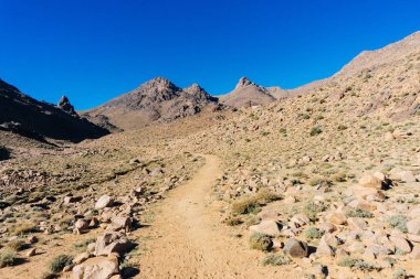 Fas Turizm: dağlarda trekking adam. Atlas Dağları, Jebel Sakhro (Djebel Sahro), Ourzazate, Fas