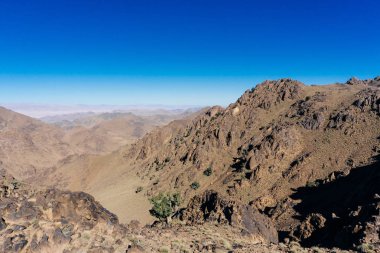 Fas Turizm: dağlarda trekking adam. Atlas Dağları, Jebel Sakhro (Djebel Sahro), Ourzazate, Fas