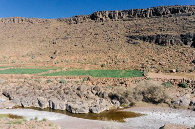 Fas Turizm: dağlarda trekking adam. Atlas Dağları, Jebel Sakhro (Djebel Sahro), Ourzazate, Fas