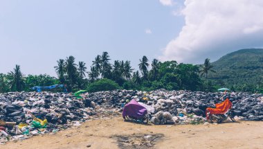 Plastik kirliliği orman. Kirli plastik şişe ve bir çöp torbası. Deniz kirliliği, su plastik. Eko kavramı kirliliği ve geri dönüşüm