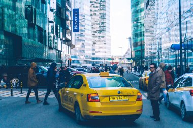 Moskova Uluslararası İş Merkezi (Moscow City gökdelen yakınındaki Yandex taksi araba).