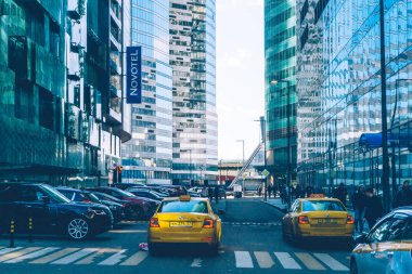 Moskova Uluslararası İş Merkezi (Moscow City gökdelen yakınındaki Yandex taksi araba).