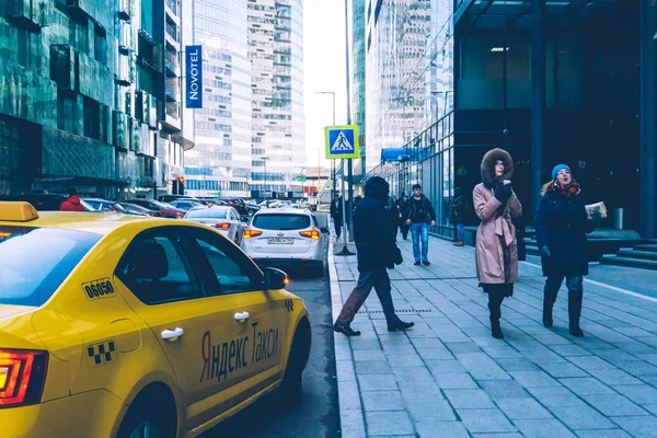 Moskova Uluslararası İş Merkezi (Moscow City gökdelen yakınındaki Yandex taksi araba).