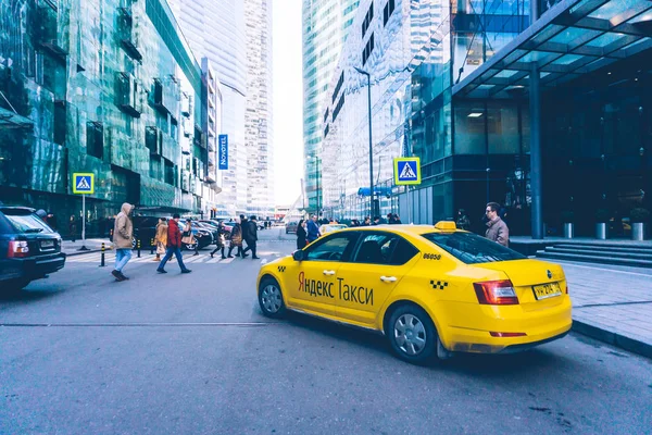 Moskova Uluslararası İş Merkezi (Moscow City gökdelen yakınındaki Yandex taksi araba).