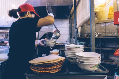 Çorba pho bo bir sokak pazarında Vietnam. Sokak gıda Vietnam Ulusal Asya Mutfağı.