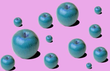 Pembe bir arka plan üzerinde taze mavi elma (elma) desen. En az kavramı. Yaz en az kavramı. Düz yatıyordu