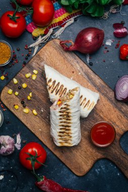 Izgara et ve sebze - biber, domates ve Mısır ile burrito tamamladı. Meksika yemeği