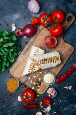 Izgara et ve sebze - biber, domates ve Mısır ile burrito tamamladı. Meksika yemeği