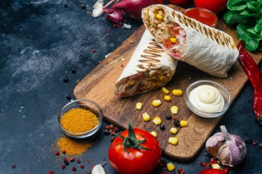 Izgara et ve sebze - biber, domates ve Mısır ile burrito tamamladı. Meksika yemeği