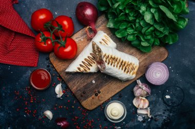 Hünkar (shawarma veya döner sarma). Lavaş (pita ekmeği) ile taze sebze - domates, yeşil salata, ızgara tavuk biber. Eski ahşap arka plan. Orta Doğu mutfağı, Arapça lokanta