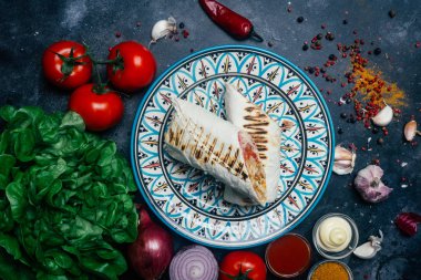 Hünkar (shawarma veya döner sarma). Lavaş (pita ekmeği) ile taze sebze - domates, yeşil salata, ızgara tavuk biber. Eski ahşap arka plan. Orta Doğu mutfağı, Arapça lokanta