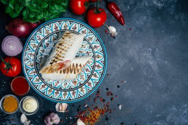 Hünkar (shawarma veya döner sarma). Lavaş (pita ekmeği) ile taze sebze - domates, yeşil salata, ızgara tavuk biber. Eski ahşap arka plan. Orta Doğu mutfağı, Arapça lokanta