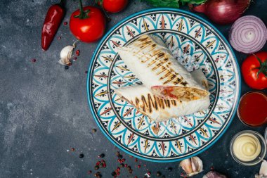 Hünkar (shawarma veya döner sarma). Lavaş (pita ekmeği) ile taze sebze - domates, yeşil salata, ızgara tavuk biber. Eski ahşap arka plan. Orta Doğu mutfağı, Arapça lokanta