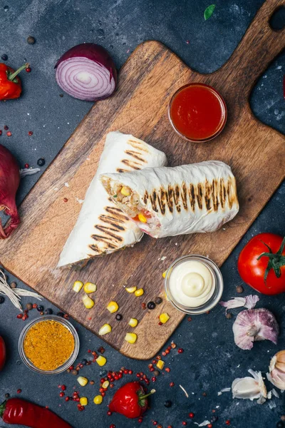 Izgara et ve sebze - biber, domates ve Mısır ile burrito tamamladı. Meksika yemeği