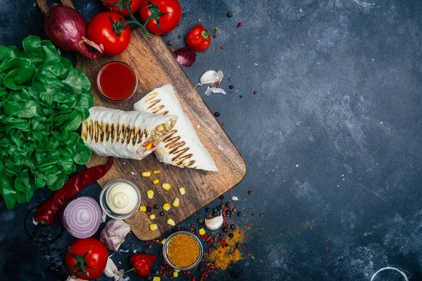 Burritos Envolve Carne Grelhada Legumes Pimentas Tomates Milho Comida Mexicana — Fotografia de Stock