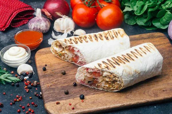 Doner Kebab Owinąć Shawarma Lub Doner Kurczaka Grilla Lawasz Chleb — Zdjęcie stockowe