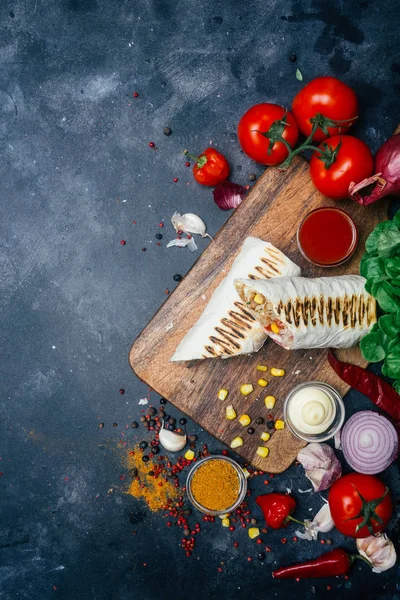 Burritos Wraps Mit Gegrilltem Fleisch Und Gemüse Paprika Tomaten Und — Stockfoto