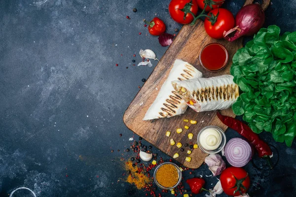 Burritos Wraps Mit Gegrilltem Fleisch Und Gemüse Paprika Tomaten Und — Stockfoto