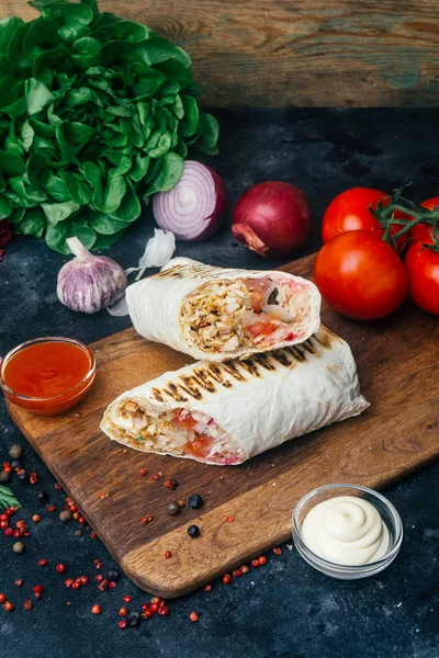 Döner Kebab Shawarma Nebo Döner Obtékání Grilované Kuře Lavash Pita — Stock fotografie