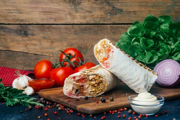 Döner Kebab Shawarma Nebo Döner Obtékání Grilované Kuře Lavash Pita — Stock fotografie