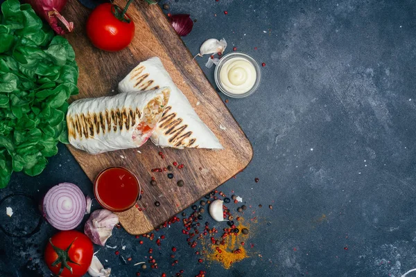 Dönerspieß Shawarma Oder Dönerwickel Gegrilltes Huhn Auf Lavasch Fladenbrot Mit — Stockfoto