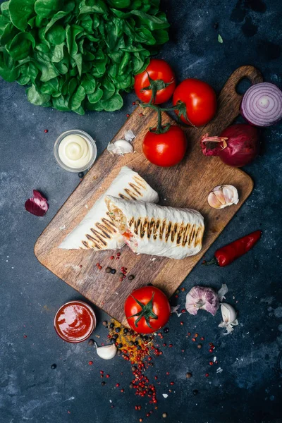 Dönerspieß Shawarma Oder Dönerwickel Gegrilltes Huhn Auf Lavasch Fladenbrot Mit — Stockfoto