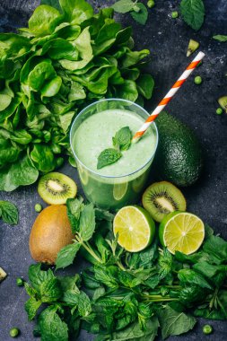 Yeşil yeşil meyve - avokado, salata sağlıklı güler yüzlü Detoks, 