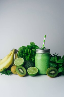 Yeşil yeşil meyve - avokado, salata sağlıklı güler yüzlü Detoks, 