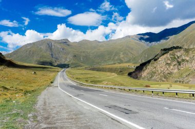 Gürcistan. Dağlarda Gürcü askeri yol. Dağ highw