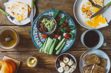 Kahvaltı. Kahve, çay, yumurta, tost, sebze. Rustik tablo s