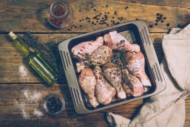 Otlar ve baharatlar ile pişirme önce Marine çiğ tavuk budu. 