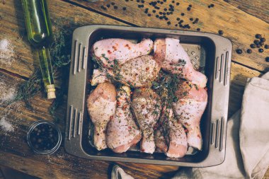 Otlar ve baharatlar ile pişirme önce Marine çiğ tavuk budu. 