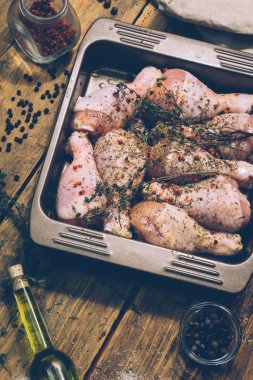 Otlar ve baharatlar ile pişirme önce Marine çiğ tavuk budu. 