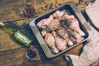 Otlar ve baharatlar ile pişirme önce Marine çiğ tavuk budu. 