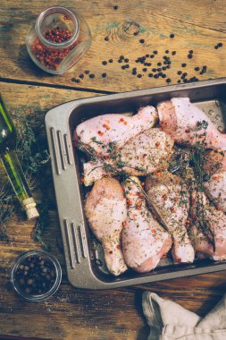 Otlar ve baharatlar ile pişirme önce Marine çiğ tavuk budu. 