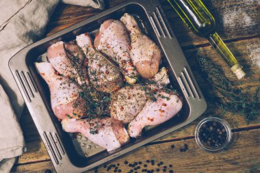 Otlar ve baharatlar ile pişirme önce Marine çiğ tavuk budu. 