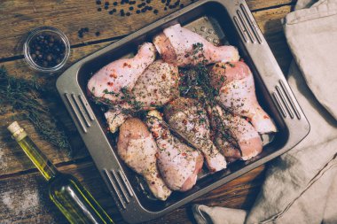 Otlar ve baharatlar ile pişirme önce Marine çiğ tavuk budu. 