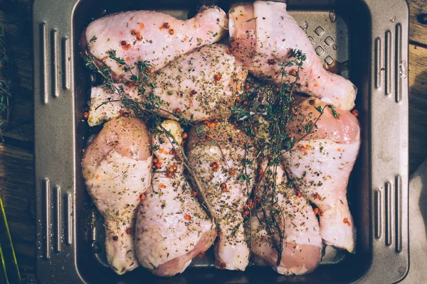 Patas de pollo crudas marinado con hierbas y especias antes de hornear . — Foto de Stock