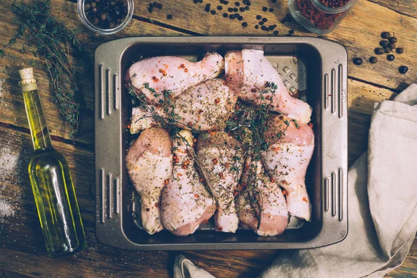 Patas de pollo crudas marinado con hierbas y especias antes de hornear . — Foto de Stock
