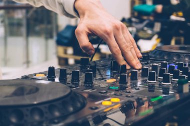 Performans (parti) DJ konsolu. Müzik oluşturma ve ayarlama