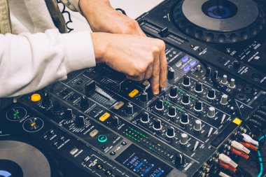 Performans (parti) DJ konsolu. Müzik oluşturma ve ayarlama