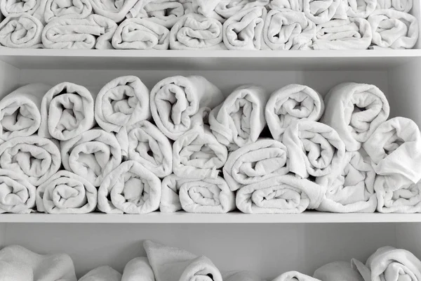 白いタオルのパターン。浴室、スパ、お風呂、サウナの概念. — ストック写真