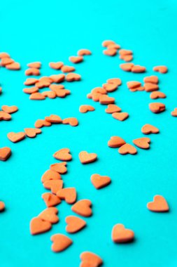 Aşk kavramı çok az. Renkli bir arka plan üzerinde tatlı şeker Kalpler