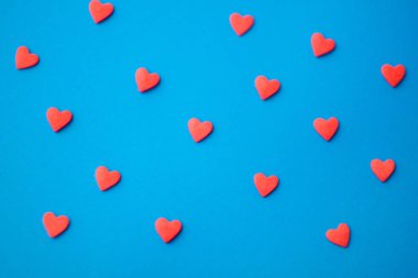 Aşk kavramı çok az. Renkli bir arka plan üzerinde tatlı şeker Kalpler